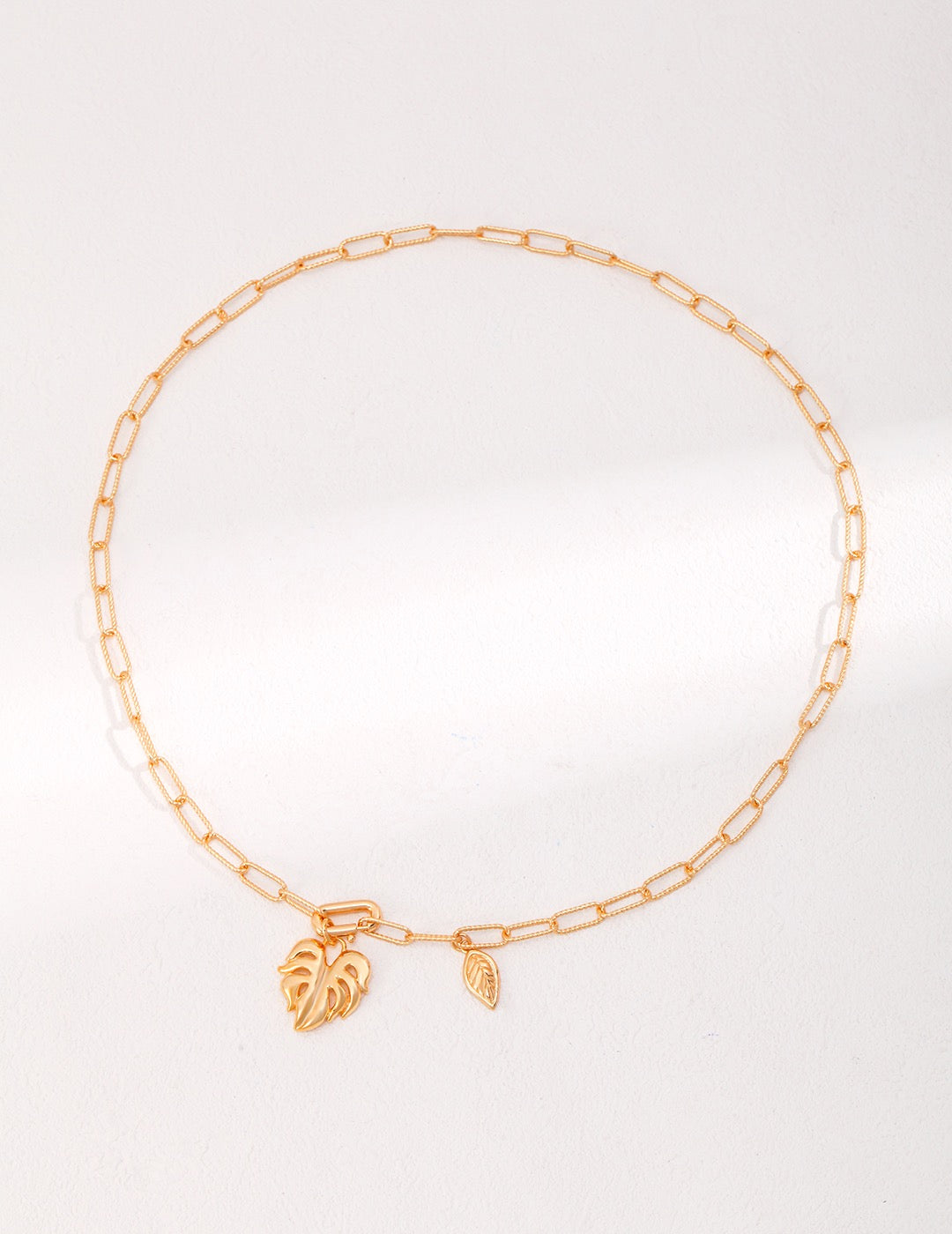 A detachable leaf pendant necklace-Gold vermeil